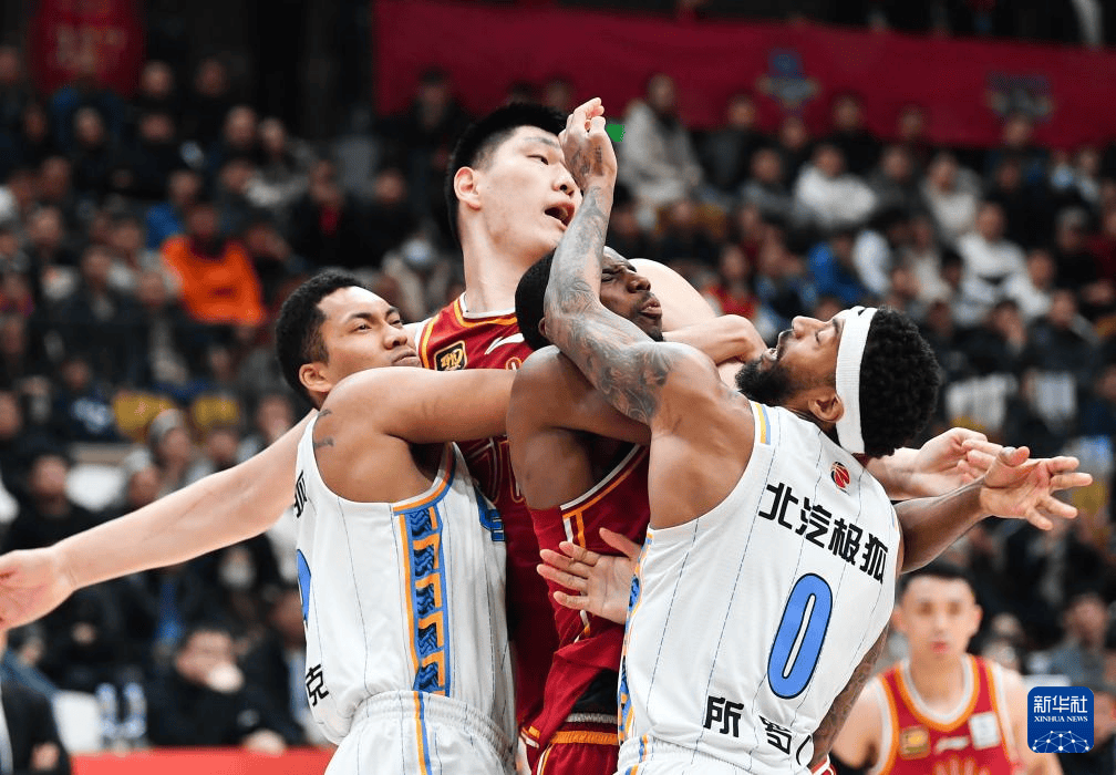 关于体育场上的竞争激烈，双方球队难分伯仲的信息