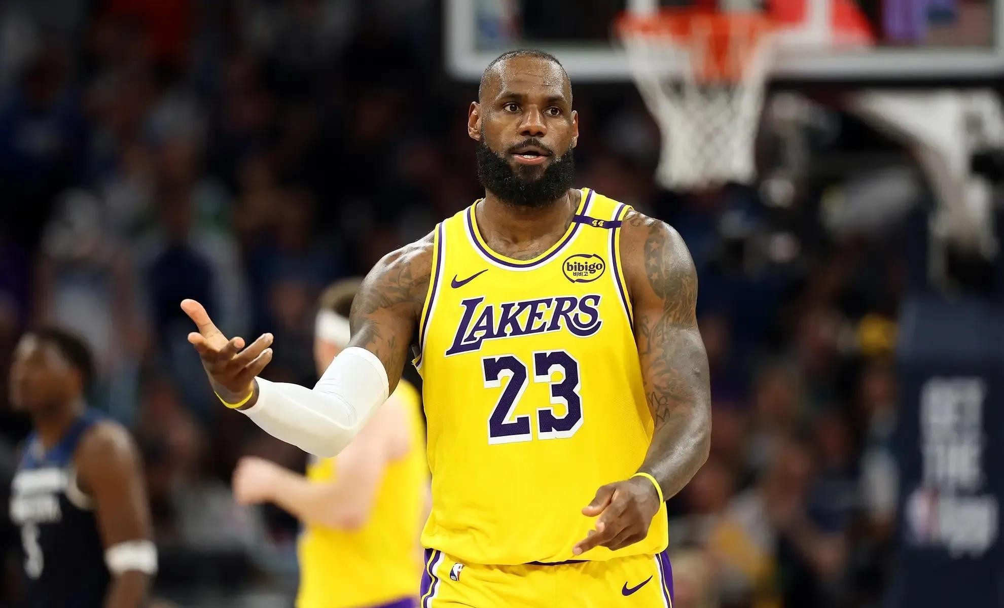 中欧体育官方下载-NBA-巴斯家族出售部分湖人股份估值100亿