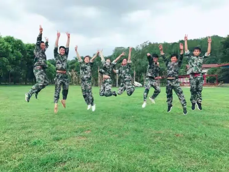 球队训练营开启，教练员各显神通指点球员的简单介绍